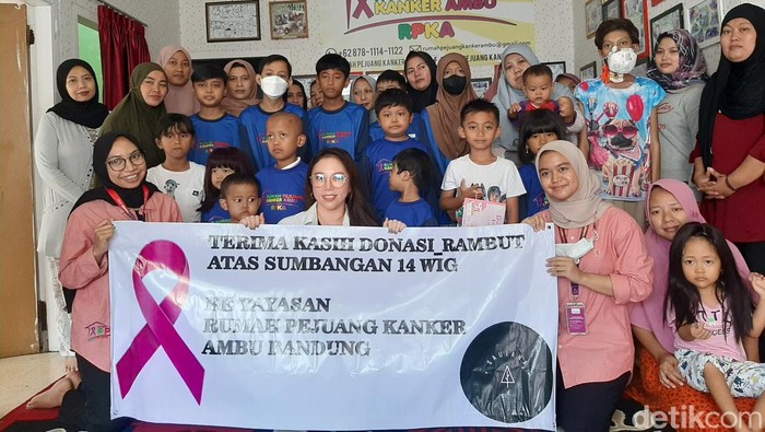 Kegiatan donasi rambut digagas Saujana Documentary untuk para pejuang kanker di Yayasan Rumah Pejuang Kanker Ambu (RPKA), Sabtu (25/2/2023).
