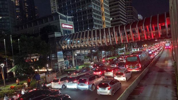 Kemacetan di Jalan Sudirman, Jakarta, Sabtu (25/2/2023)-(Rumondang/detikcom)