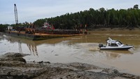 Pelabuhan yang menjadi salah satu jalur pengiriman material dan logistik untuk pembangunan IKN Nusantara tersebut mengalami kendala ketika air sungai surut.