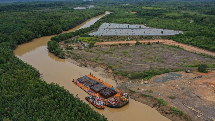 KENDALA PENGIRIMAN MATERIAL LOGISTIK PEMBANGUNAN IKN Pekerja memancing di dekat kapal tongkang pengangkut material logistik untuk proyek pembangunan Ibu Kota Negara (IKN) Nusantara yang kandas di pelabuhan masyarakat Desa Bumi Harapan, Kecamatan Sepaku, Kabupaten Penajam Paser Utara, Kalimantan Timur, Jumat (24/2/2023). Pelabuhan yang menjadi salah satu jalur pengiriman material dan logistik untuk pembangunan IKN Nusantara tersebut mengalami kendala ketika air sungai surut yang mengakibatkan kapal rawan kandas. ANTARA FOTO/Indrianto Eko Suwarso/nym.
