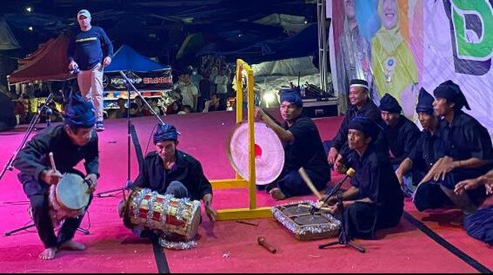 Kesenian Gendrang dari Kabupaten Sinjai.
