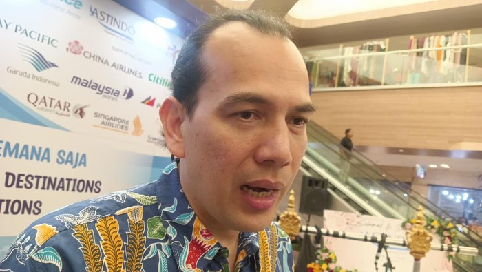 Ketua Asosiasi Travel Indonesia (Astindo) Bali Simon Purwa berjanji membantu Pemprov Bali untuk memberantas praktik jual beli kepala turis China.