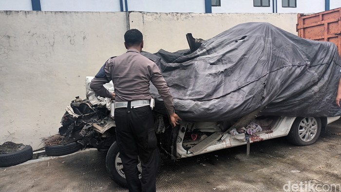 Kondisi mobil yang kecelakaan di Tol Karanganyar, Sabtu (25/2/2023).