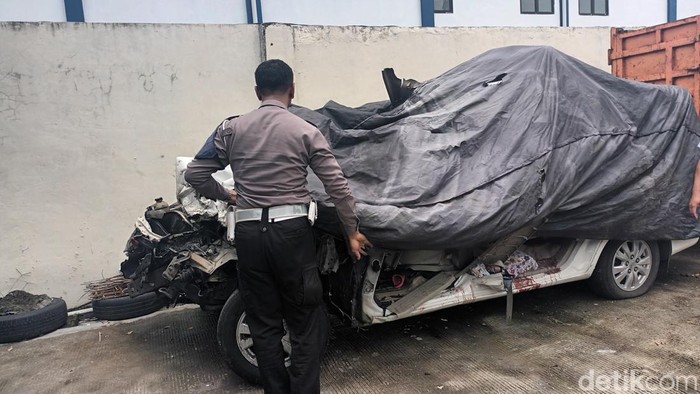 Kondisi mobil yang kecelakaan di Tol Karanganyar, Sabtu (25/2/2023).