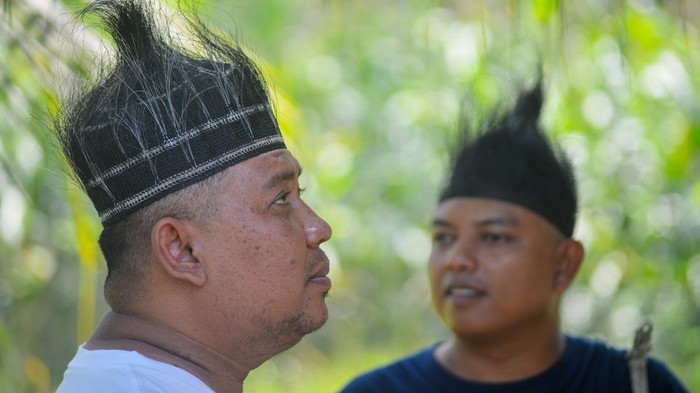 Warga mengenakan kopiah berbahan rambut di bagian ekor kuda, di Nagari Sungai Sariak, Kabupaten Padang Pariaman, Sumatera Barat, Sabtu (25/2/2023). Kopiah (peci) yang dianyam dari rambut di bagian ekor kuda itu merupakan topi khas Padang Pariaman yang dijual mulai harga Rp400 ribu per buah, tapi kini produksi rumahan tersebut terkendala pasokan bahan baku. ANTARA FOTO/Iggoy el Fitra/aww.