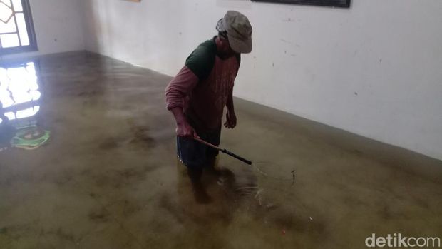 Ruang tamu warga Payaman, Mejobo, Kudus yang disulap jadi kolam ikan, Sabtu (25/2/2023).