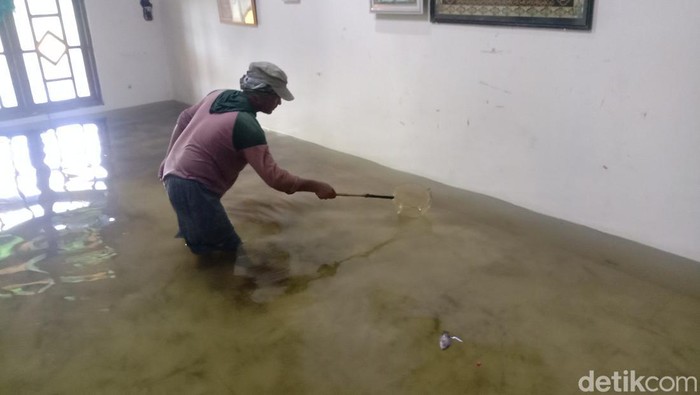 Ruang tamu warga Payaman, Mejobo, Kudus yang disulap jadi kolam ikan, Sabtu (25/2/2023).