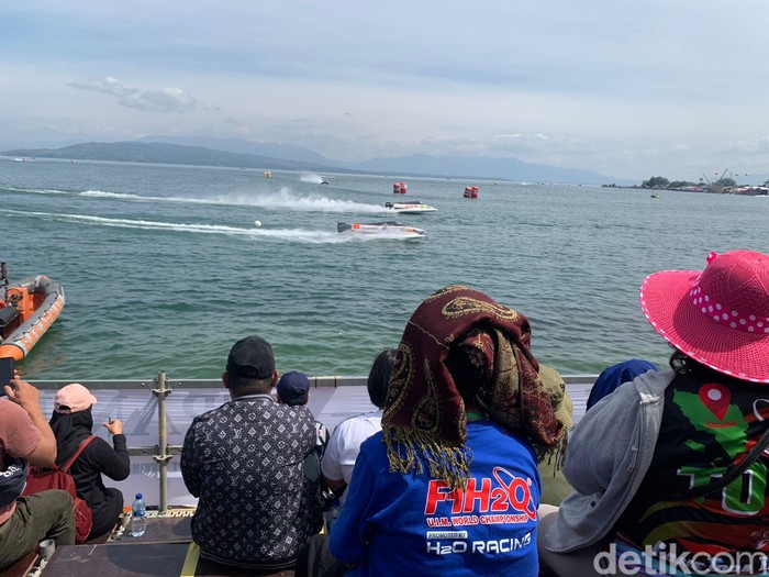 Latihan bebas kedua F1H2O atau F1 Powerboat di Danau Toba.