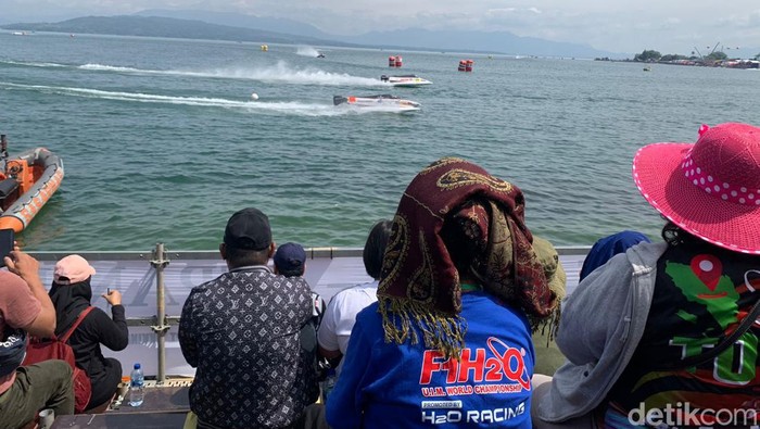 Latihan bebas kedua F1H2O atau F1 Powerboat di Danau Toba.
