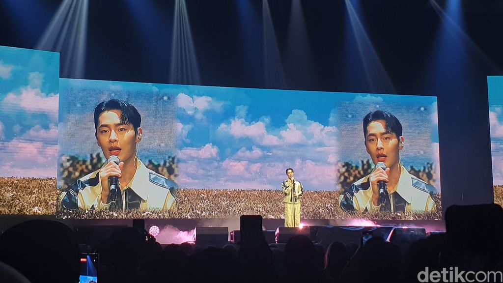 Lee Jae Wook saat tampil di panggung fanmeeting pertamanya di Jakarta, Sabtu (25/2/2023).