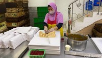 Olesan selai srikaya ataupun meises cokelat pada roti tawar menjadi menu favorit di sini. Menu ini bertahan selama empat generasi hingga sekarang. Foto: detikFood