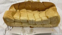 Kembali lagi ke roti selainya, teksturnya amat lembut. Empuk di setiap gigitan, olesan selainya pun royal dan rasanya manis legit. Foto: detikFood