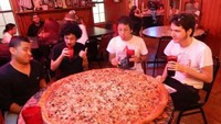 Pernah membayangkan memesan pizza seukuran meja? Sekelompok pria ini membuktikan bahwa di dunia ini ada pizza yang cukup untuk belasan orang. Foto: Bored Panda