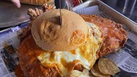 Seperti hidangan yang disajikan untuk bercanda, Chicken Sandwich yang juicy ini punya ukuran ayam yang sangat besar. Roti yang diletakkan sebagai pelengkapnya justru terlihat hanya seperti topi kecil. Foto: Bored Panda