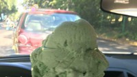 Memesan dua scoop es krim, pelanggan ini dibuat terkejut dan kebingungan. Penjual es krim yang terlalu baik membuatnya terpaksa menghabiskan tumpukan es krim ini. Foto: Bored Panda