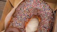 Sekilas donat ini memang terlihat cantik dan menarik. Tetapi ketika dibandingkan dengan donat ukuran normal, kamu tak akan menyangka ukurannya mirip ban mobil. Foto: Bored Panda