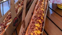 Punya ukuran yang tak biasa, hot dog ini hampir memenuhi satu meja. Tidak seperti ukuran sosis pada umumnya, hot dognya terlihat seperti selang pemadam kebakaran. Foto: Bored Panda