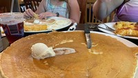 Memesan pancake sebagai menu sarapan, pelanggan ini seperti akan kenyang seharian. Piring pancakenya saja kalah besar dengan ukuran makanannya. Foto: Bored Panda
