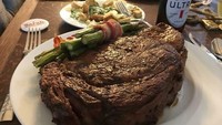 Memesan steak untuk makan malam, keluarga ini terkejut usai melihat penyajian makanannya. Satu porsi steaknya terlihat seperti bongkahan kayu yang besar. Foto: Bored Panda