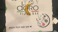 Sebuah gerai pizza memiliki ukuran pizza utuh yang sangat besar. Bahkan jika dibandingkan dengan sebuah pisang, kotak pizzanya terlihat seperti meja yang lebar. Foto: Bored Panda