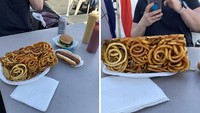Memesan kentang goreng seharga Rp 106.000, pelanggan ini tak menyangka dengan porsi yang mereka dapatkan. Mereka bahkan beranggapan takaran makanannya diukur dengan ember. Foto: Bored Panda