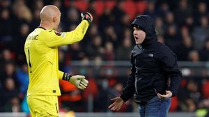 Suporter yang Tonjok Kiper Sevilla Dipenjara 2 Bulan
