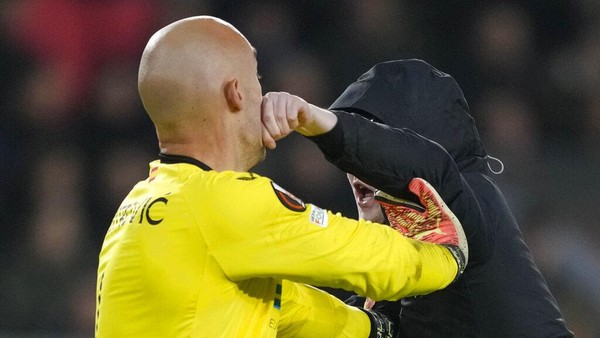 Bagaikan di UFC! Kiper Kena Bogem Mentah Penyusup Lapangan, lalu...