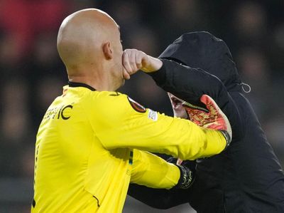 Bagaikan di UFC! Kiper Kena Bogem Mentah Penyusup Lapangan, lalu...