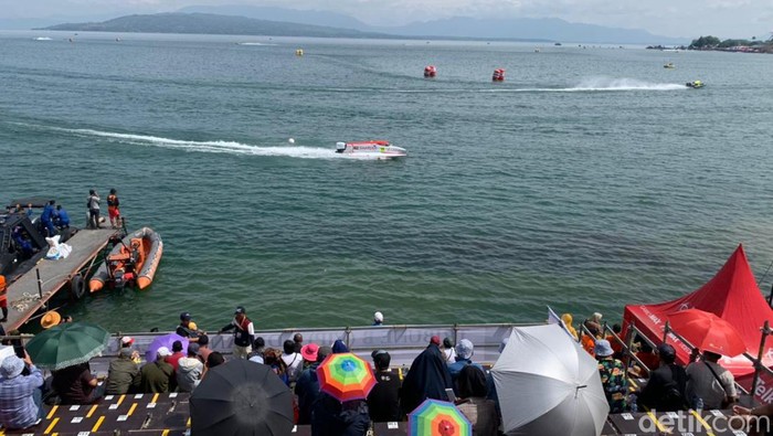 Masyarakat saat menonton ajang F1 H2O Toba