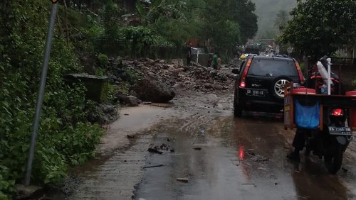 Material berupa bebatuan menutupi ruas jalan raya di Kecamatan Ambalawi, Kabupaten Bima, Nusa Tenggara Barat (NTB), Sabtu (25/2/2023).
