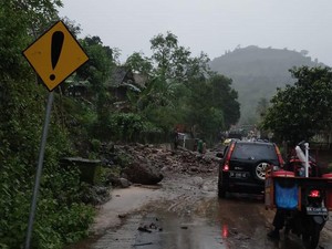 Banjir di Bima, Bebatuan Tutupi Ruas Jalan hingga Arus Lalin Tersendat