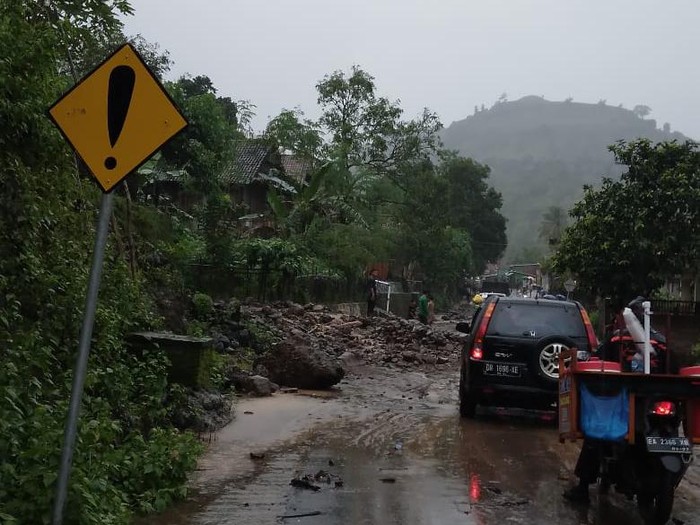 Material berupa bebatuan menutupi ruas jalan raya di Kecamatan Ambalawi, Kabupaten Bima, Nusa Tenggara Barat (NTB), Sabtu (25/2/2023).