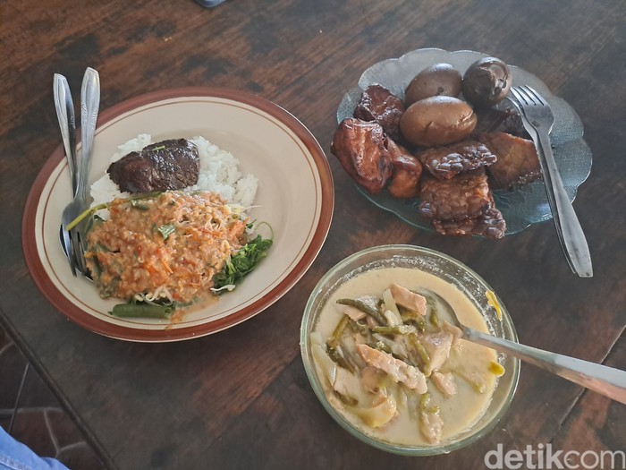 Menu pecel empal di warung Mbah Nemleg, Dusun Batu Kidul, Desa Baturetno, Kecamatan Baturetno, Wonogiri.
