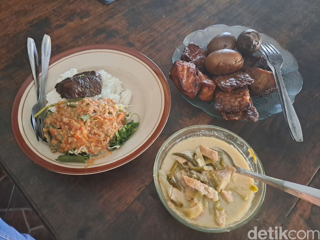 Menu pecel empal di warung Mbah Nemleg, Dusun Batu Kidul, Desa Baturetno, Kecamatan Baturetno, Wonogiri.