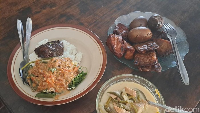 Menu pecel empal di warung Mbah Nemleg, Dusun Batu Kidul, Desa Baturetno, Kecamatan Baturetno, Wonogiri.