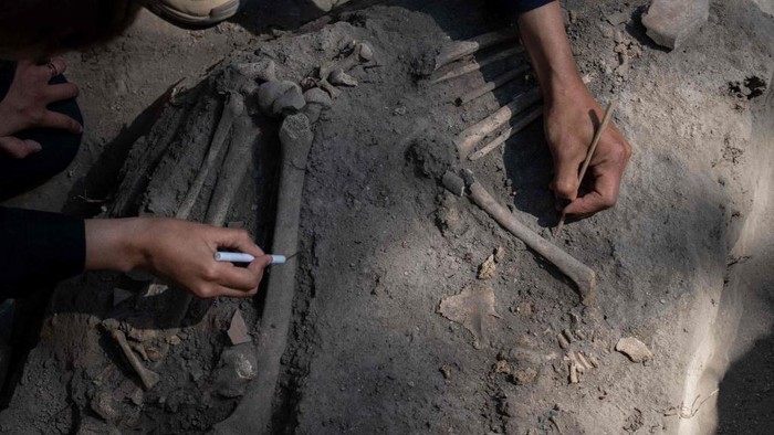 MEXICO-ARCHAEOLOGY/CEMETERY A view shows human remains discovered by archaeologists from Mexico's National Institute of Anthropology and History (INAH) in a cemetery belonging to an early viceregal period in Chapultepec Park in Mexico City, Mexico in this photo released on February 15, 2023 and distributed by INAH. Mexico's National Institute of Anthropology and History/Handout via REUTERS ATTENTION EDITORS - THIS IMAGE WAS PROVIDED BY A THIRD PARTY. NO RESALES. NO ARCHIVES