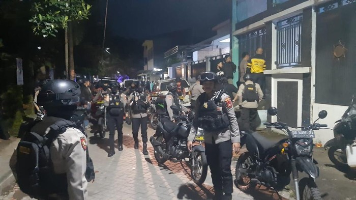 Momen polisi turun tangan gegara pria di Makassar sandera 5 orang keluarganya di dalam rumah.