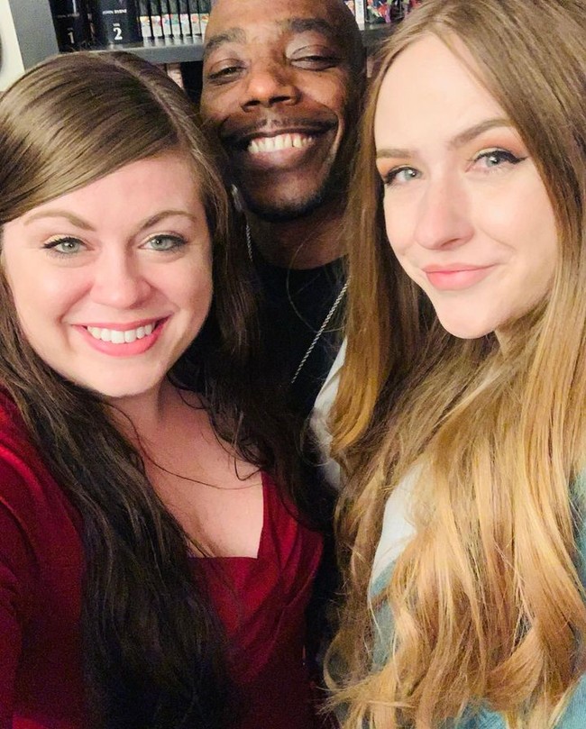 Danielle sebagai istri ketiga pun senang dipertemukan dengan Nick dan kedua istrinya. Wanita 22 tahun itu bahkan mengaku belum pernah merasakan cinta seperti pada keluarga barunya. Aku sejujurnya tidak pernah berpikir aku bisa sebahagia ini. Aku tidak berpikir kebahagiaan seperti ini ada sampai aku menemukan cinta seperti ini, kata Danielle. Foto: Instagram