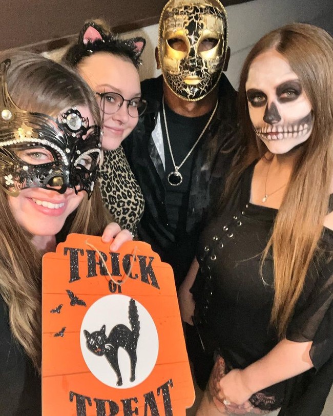 April bahkan adalah orang yang mengenalkan Nick kepada Jennifer ketika istri kedua suaminya itu berusia 19 tahun dan berpikir wanita tersebut cocok bergabung dengan mereka. Aku hanya berpikir dia orang yang baik, dia sangat pintar dengan otaknya yang besar dan aku tahu Nick akan menyukainya, jelasnya. Foto: Instagram