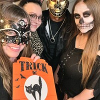 April bahkan adalah orang yang mengenalkan Nick kepada Jennifer ketika istri kedua suaminya itu berusia 19 tahun dan berpikir wanita tersebut cocok bergabung dengan mereka. Aku hanya berpikir dia orang yang baik, dia sangat pintar dengan otaknya yang besar dan aku tahu Nick akan menyukainya, jelasnya. Foto: Instagram