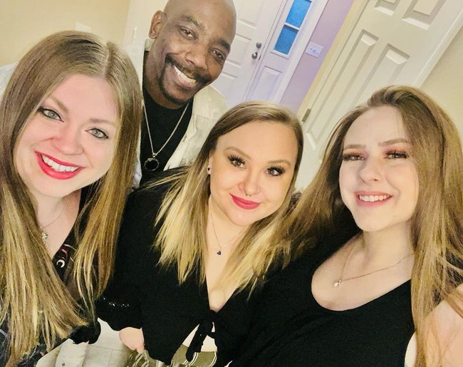 Nick Davis menikah dengan istri pertamanya, April, 15 tahun lalu ketika masih kuliah. Sembilan tahun kemudian, ia menikah lagi dengan Jennifer. April yang memiliki satu anak dengan Nick, mengaku tidak masalah suaminya punya pasangan lain karena itu dengan senang hati menyambut istri baru, Danielle, ke dalam rumah tangga mereka. Foto: Instagram