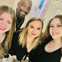 Nick Davis menikah dengan istri pertamanya, April, 15 tahun lalu ketika masih kuliah. Sembilan tahun kemudian, ia menikah lagi dengan Jennifer. April yang memiliki satu anak dengan Nick, mengaku tidak masalah suaminya punya pasangan lain karena itu dengan senang hati menyambut istri baru, Danielle, ke dalam rumah tangga mereka. Foto: Instagram