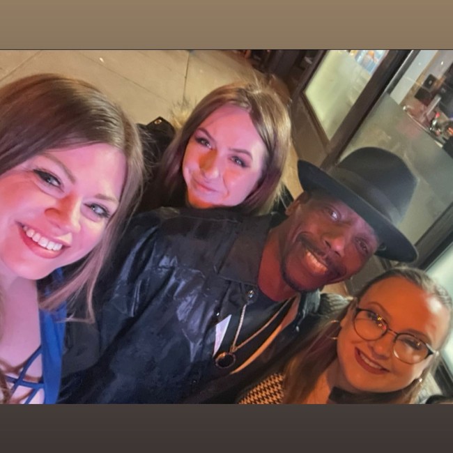 Dalam acara Seeking Sister Wife, pria asal AS tersebut dan para istrinya tampak hidup rukun hidup dalam satu rumah. Foto: Instagram