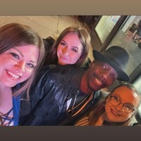 Dalam acara Seeking Sister Wife, pria asal AS tersebut dan para istrinya tampak hidup rukun hidup dalam satu rumah. Foto: Instagram