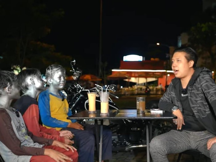 Pablo Benua berbincang dengan bocah-bocah manusia silver.