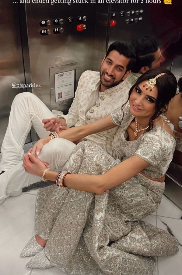Panav dan Victoria Jha, pasangan pengantin yang terjebak di dalam lift.