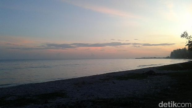 Pantai Kedai Tiga di Barus, Tapanuli Tengah.