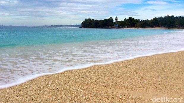 Pantai Linau di Kabupaten Kaur, Bengkulu.
