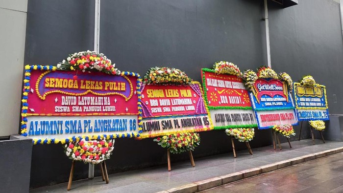 Papan bunga untuk David korban Mario Dandy berjejer di RS Mayapada, Jaksel, Sabtu (25/2/2023).