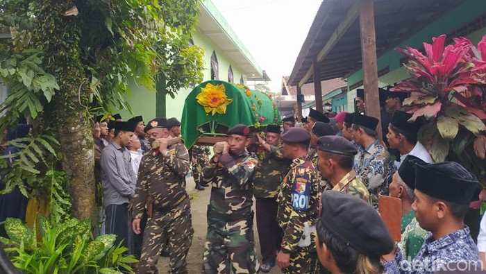 Prosesi pemakaman empat jenazah korban kecelakaan di Tol Solo-Ngawi ruas Kabupaten Karanganyar.